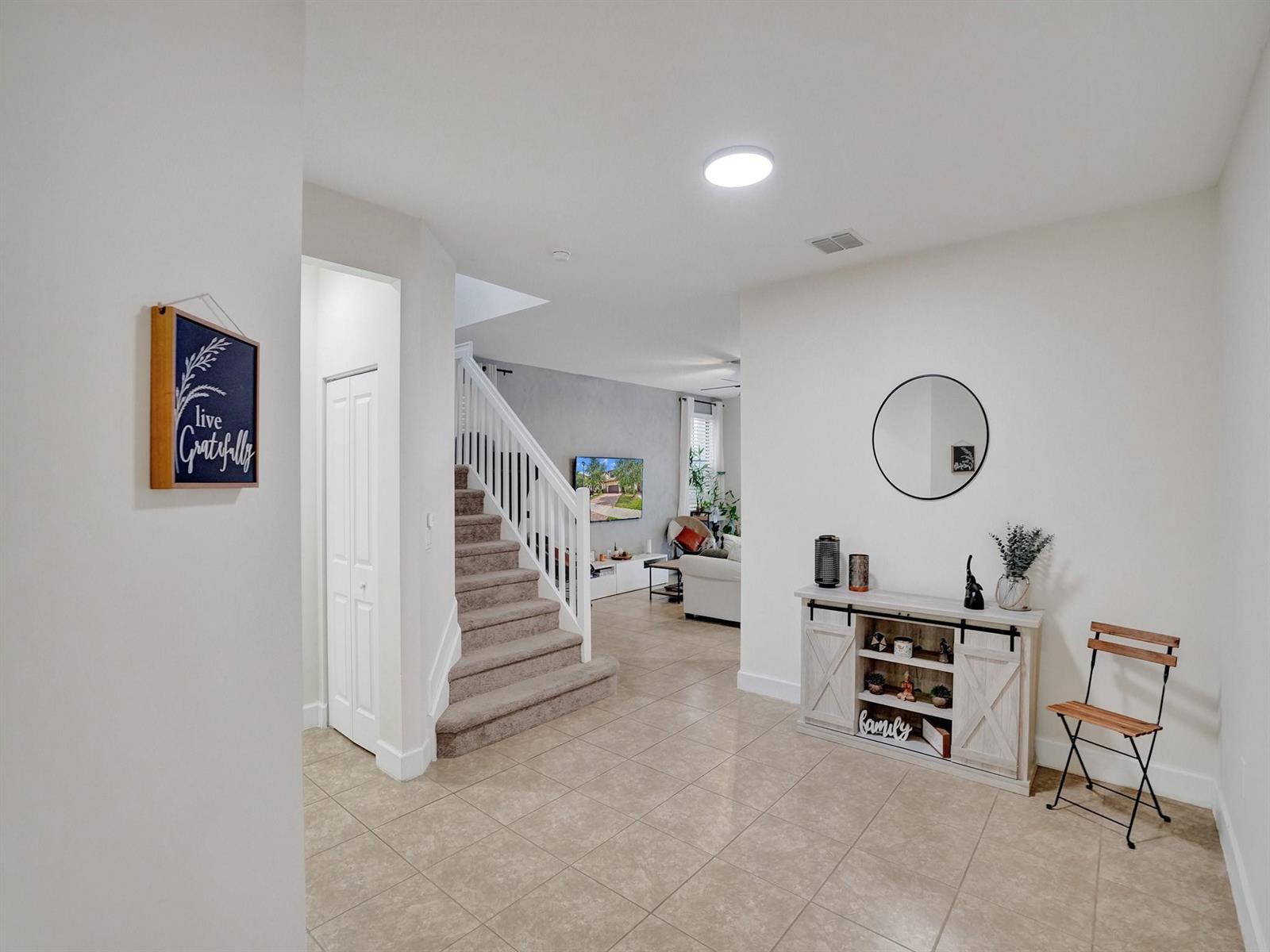 Listing photo 3 for 5804 NW 46th Lane, Tamarac, FL, 33319
