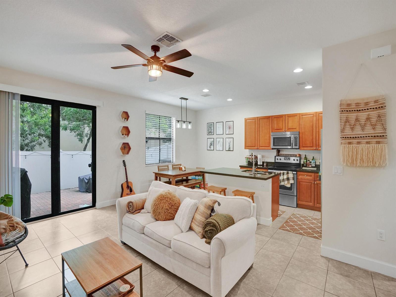 Listing photo 8 for 5804 NW 46th Lane, Tamarac, FL, 33319