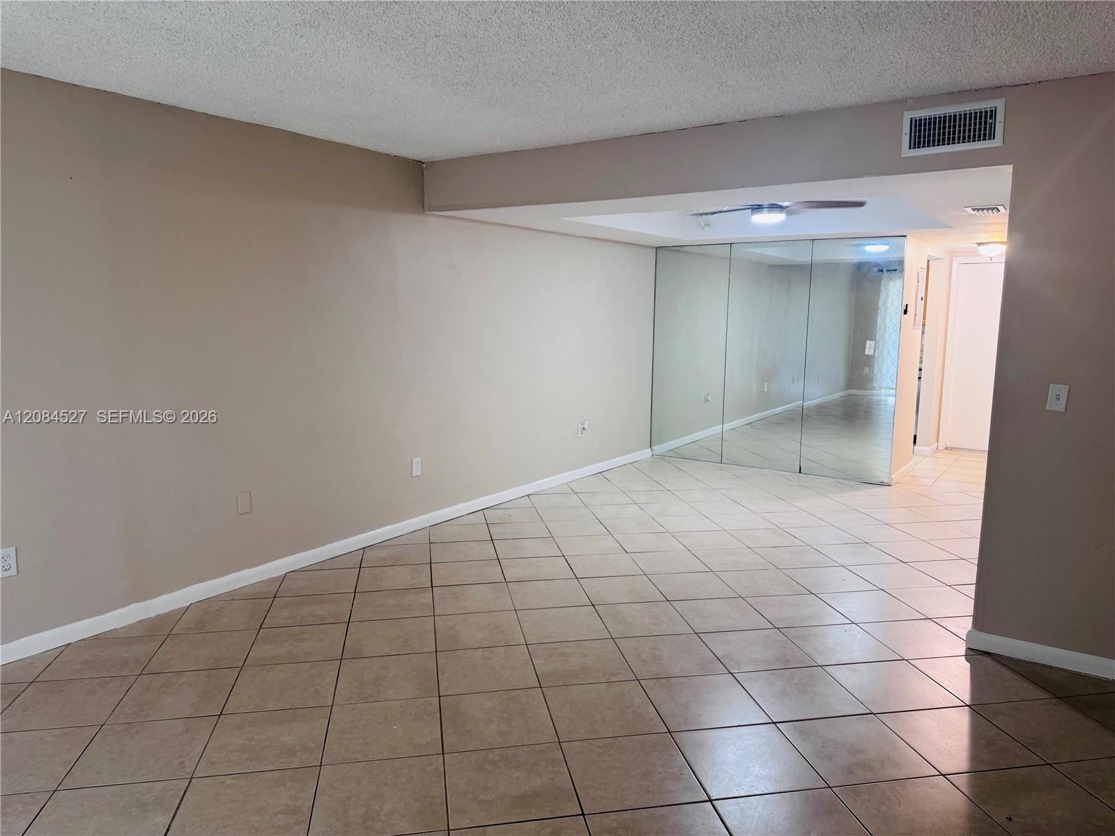 Listing photo 8 for 6090 SW 41st St Unit#19, Davie, FL, 33314