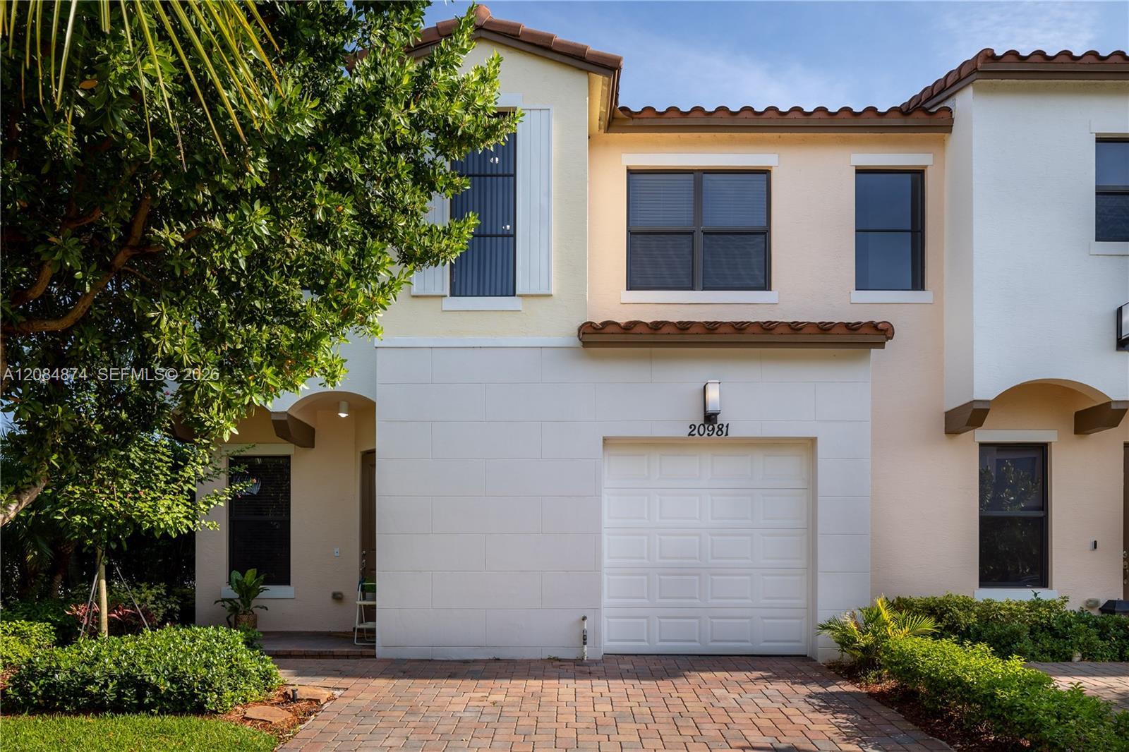 Listing photo 2 for 20981 NW 1st Ct Unit#20981, Pembroke Pines, FL, 33029