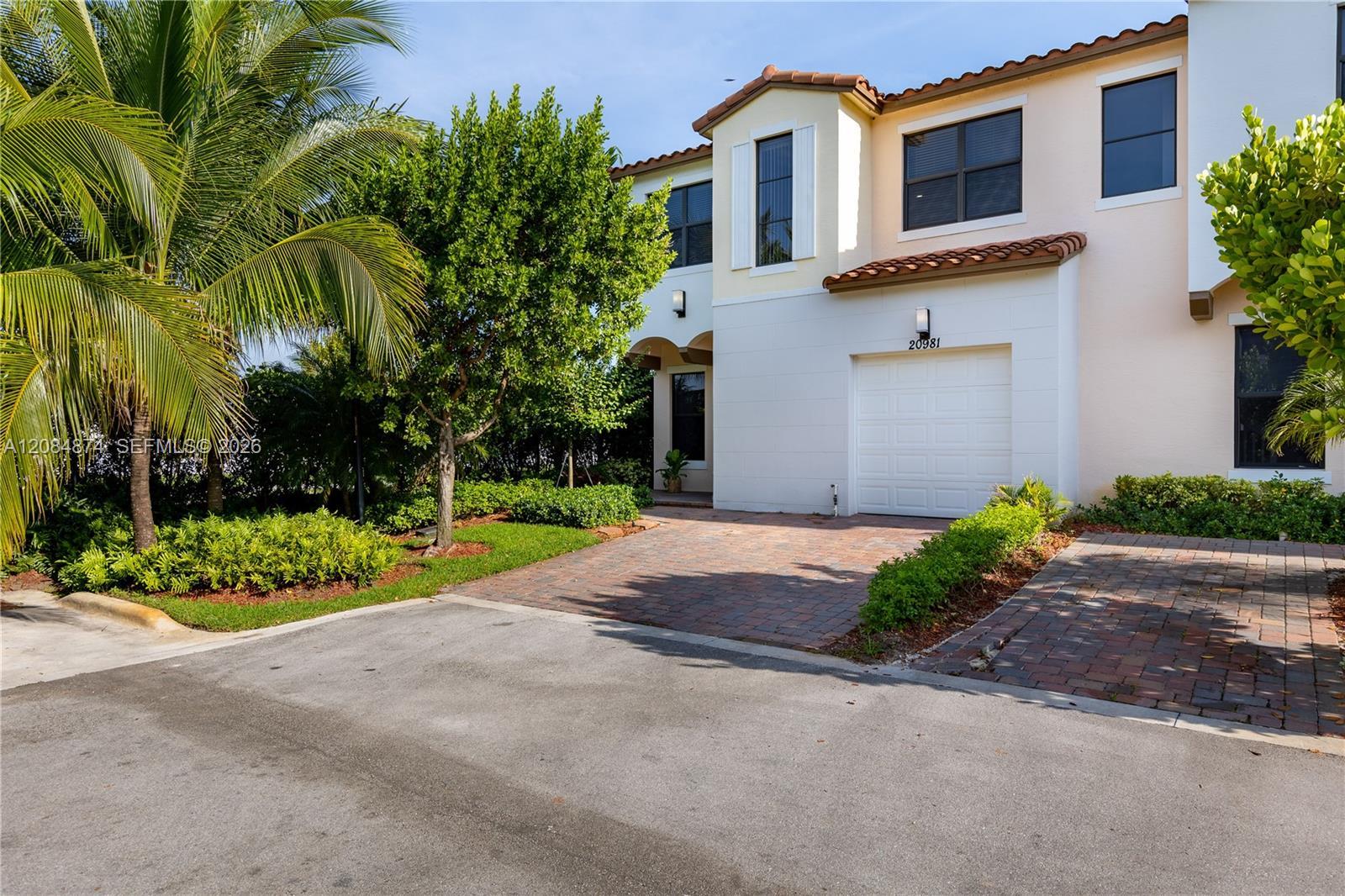 Listing photo 3 for 20981 NW 1st Ct Unit#20981, Pembroke Pines, FL, 33029