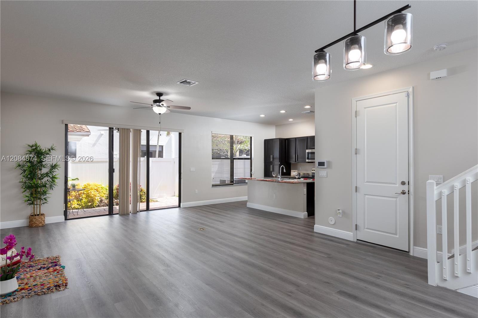 Listing photo 4 for 20981 NW 1st Ct Unit#20981, Pembroke Pines, FL, 33029