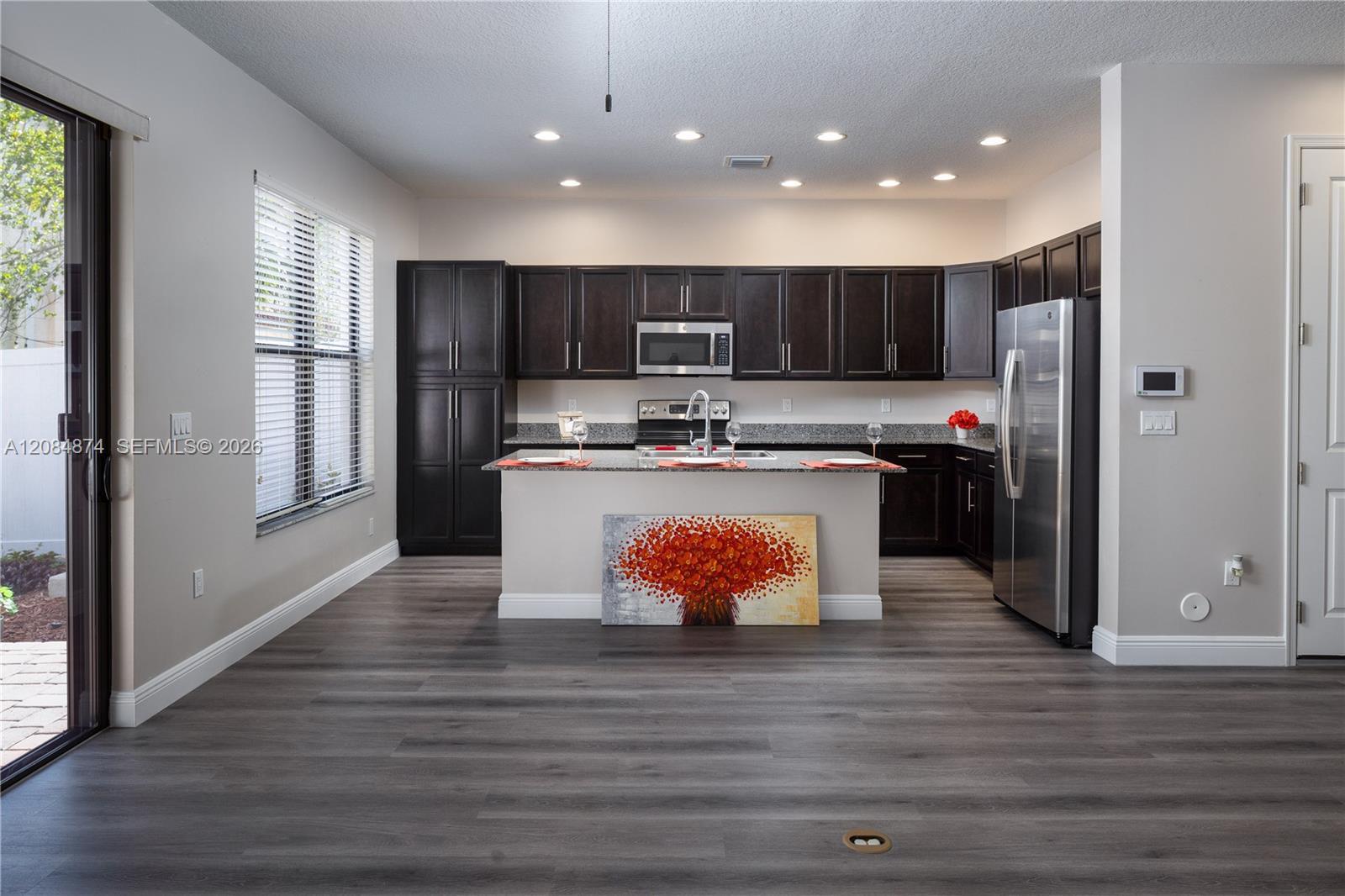 Listing photo 6 for 20981 NW 1st Ct Unit#20981, Pembroke Pines, FL, 33029