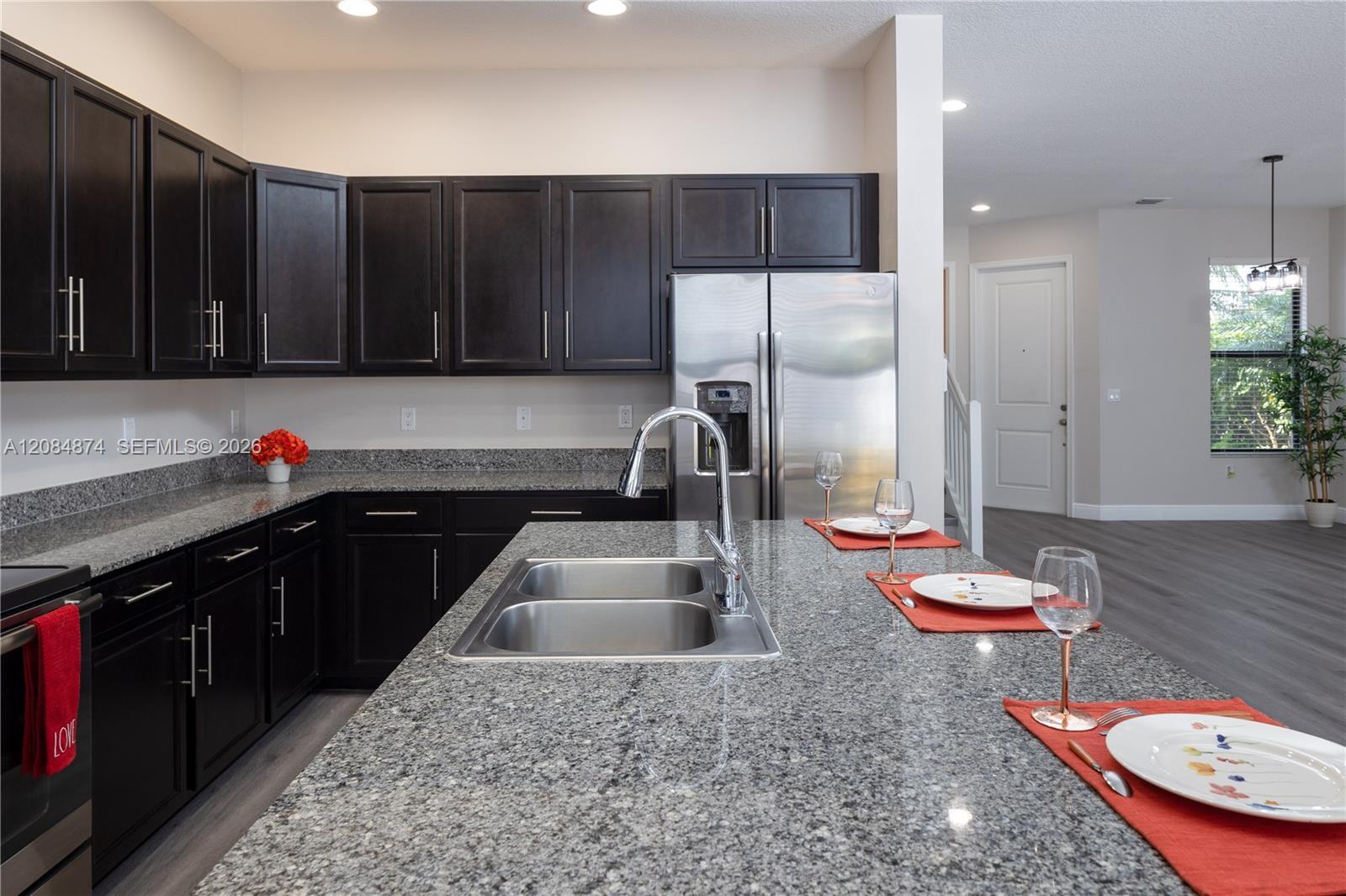 Listing photo 7 for 20981 NW 1st Ct Unit#20981, Pembroke Pines, FL, 33029