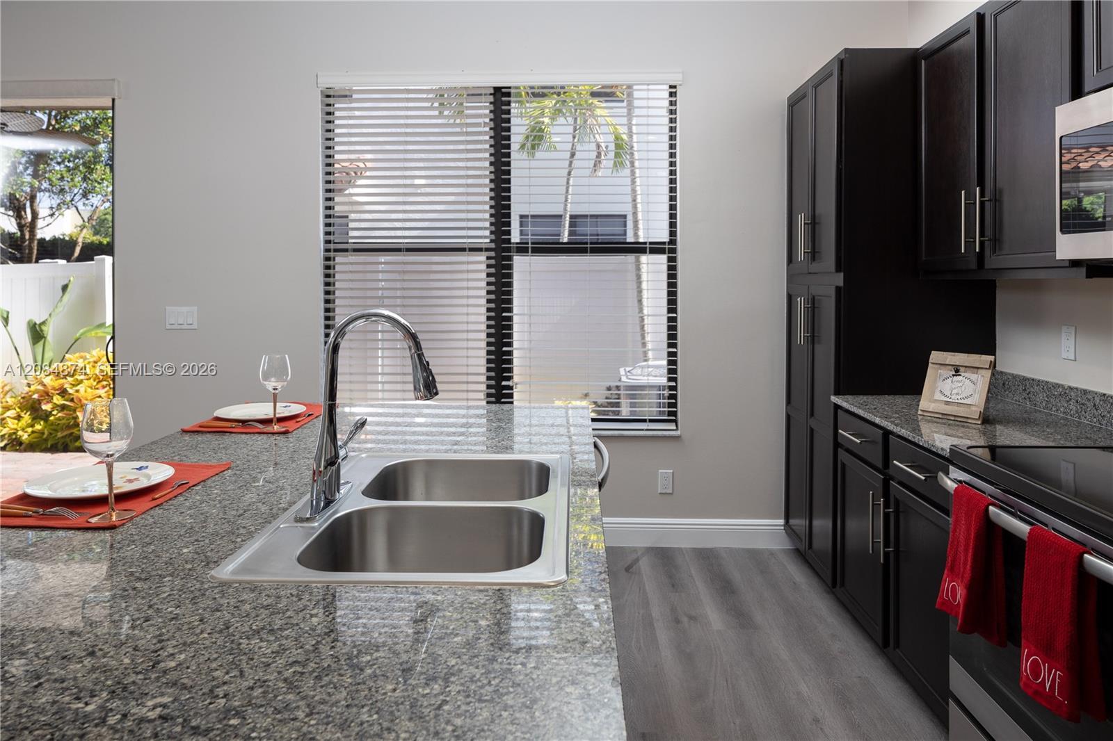 Listing photo 8 for 20981 NW 1st Ct Unit#20981, Pembroke Pines, FL, 33029