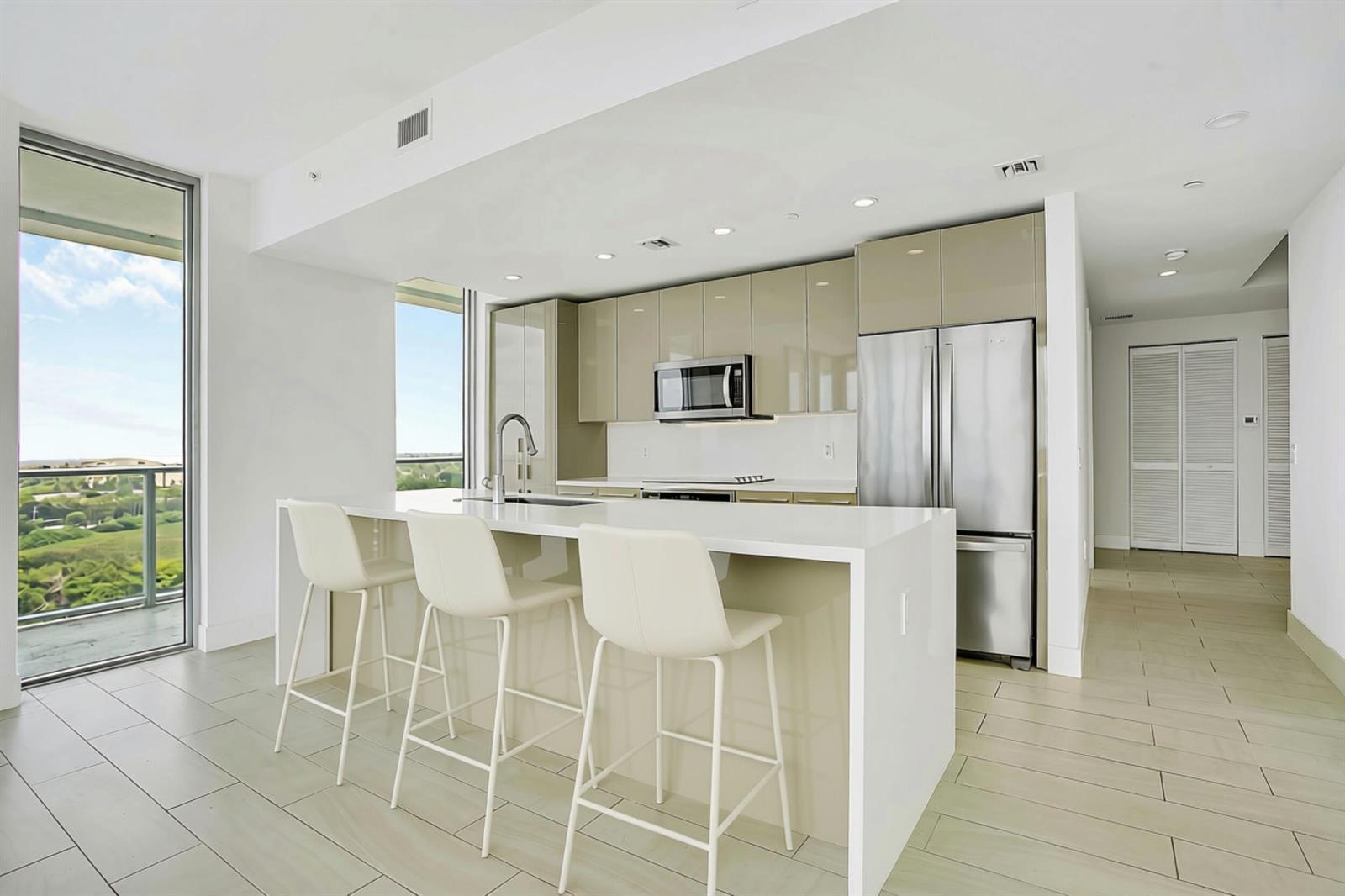 Listing photo 2 for 2000 METROPICA Way Unit#1503, Sunrise, FL, 33323