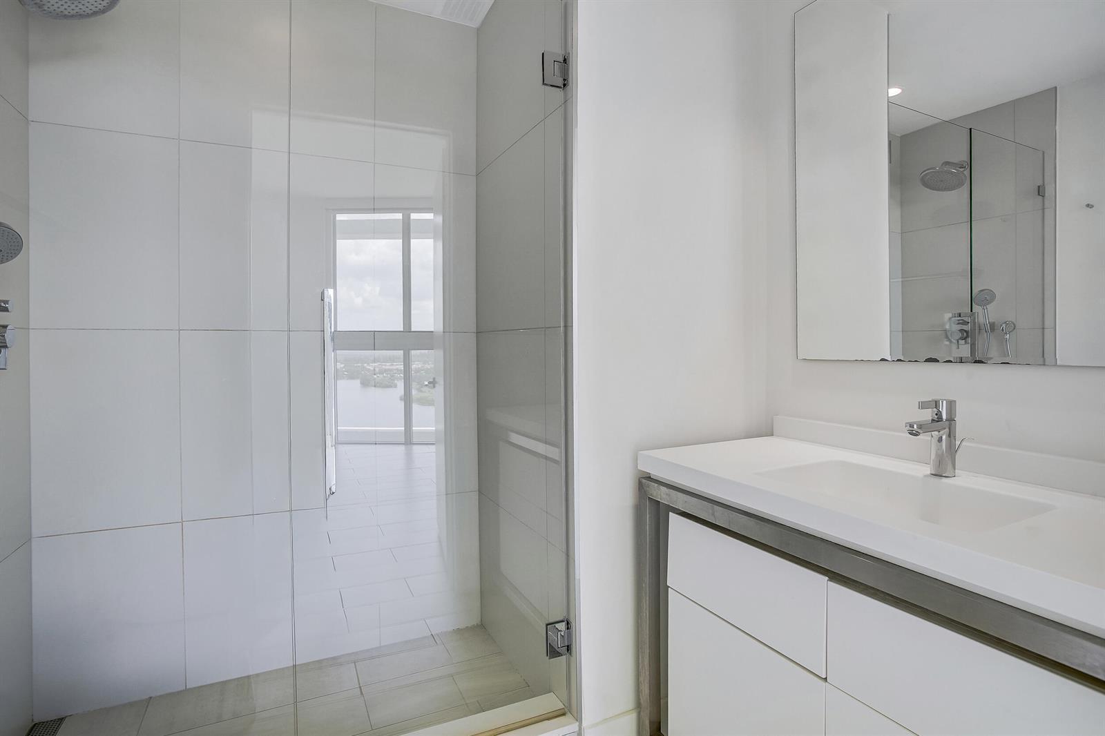Listing photo 7 for 2000 METROPICA Way Unit#1503, Sunrise, FL, 33323