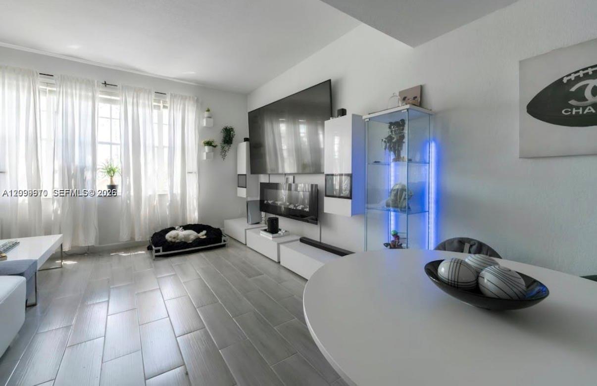 Listing photo 4 for 705 SW 148th Ave Unit#202, Sunrise, FL, 33325