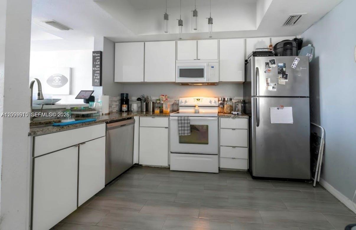Listing photo 6 for 705 SW 148th Ave Unit#202, Sunrise, FL, 33325