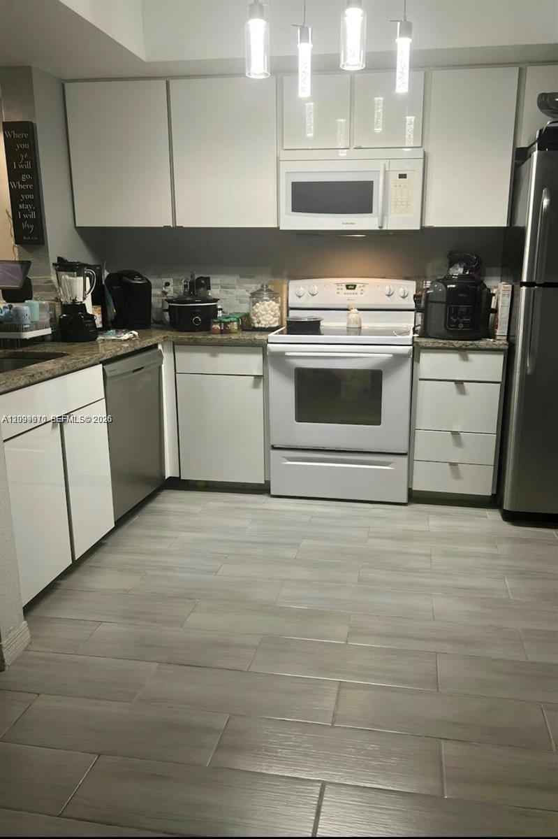 Listing photo 7 for 705 SW 148th Ave Unit#202, Sunrise, FL, 33325