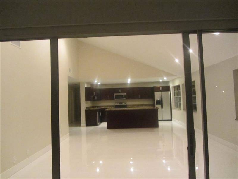 Listing photo 2 for 8761 Holly Court Unit#201, Tamarac, FL, 33321