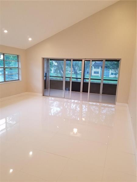 Listing photo 5 for 8761 Holly Court Unit#201, Tamarac, FL, 33321