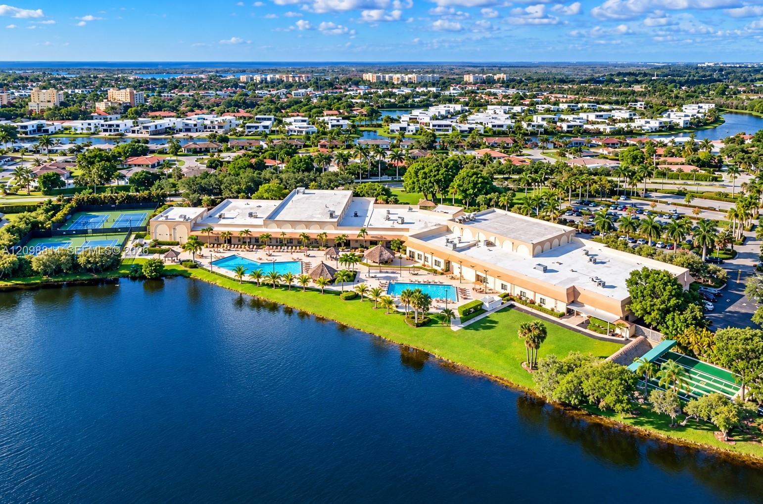 Listing photo 1 for 341 Lakeview Dr Unit#104, Weston, FL, 33326