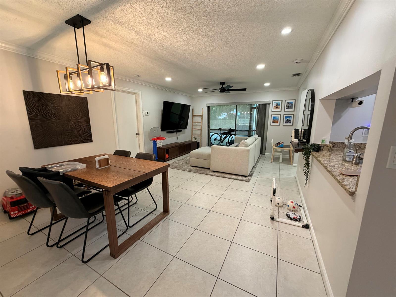 Listing photo 2 for 9611 NW 4th Street Unit#2C, Coral Springs, FL, 33071