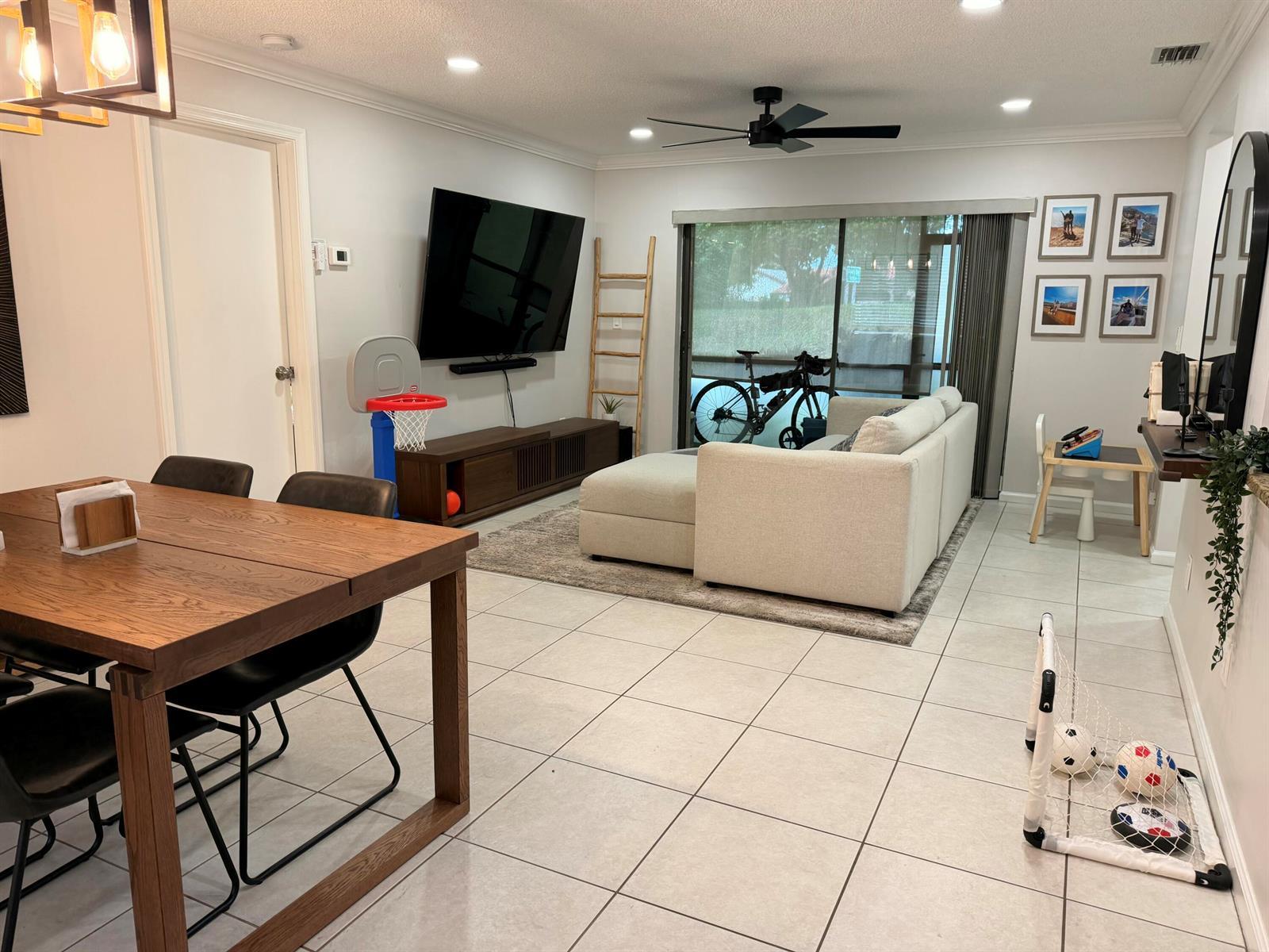 Listing photo 3 for 9611 NW 4th Street Unit#2C, Coral Springs, FL, 33071