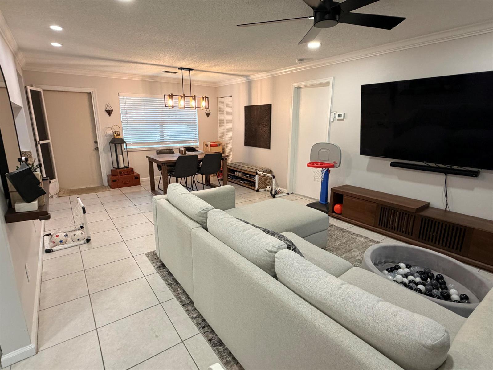 Listing photo 4 for 9611 NW 4th Street Unit#2C, Coral Springs, FL, 33071