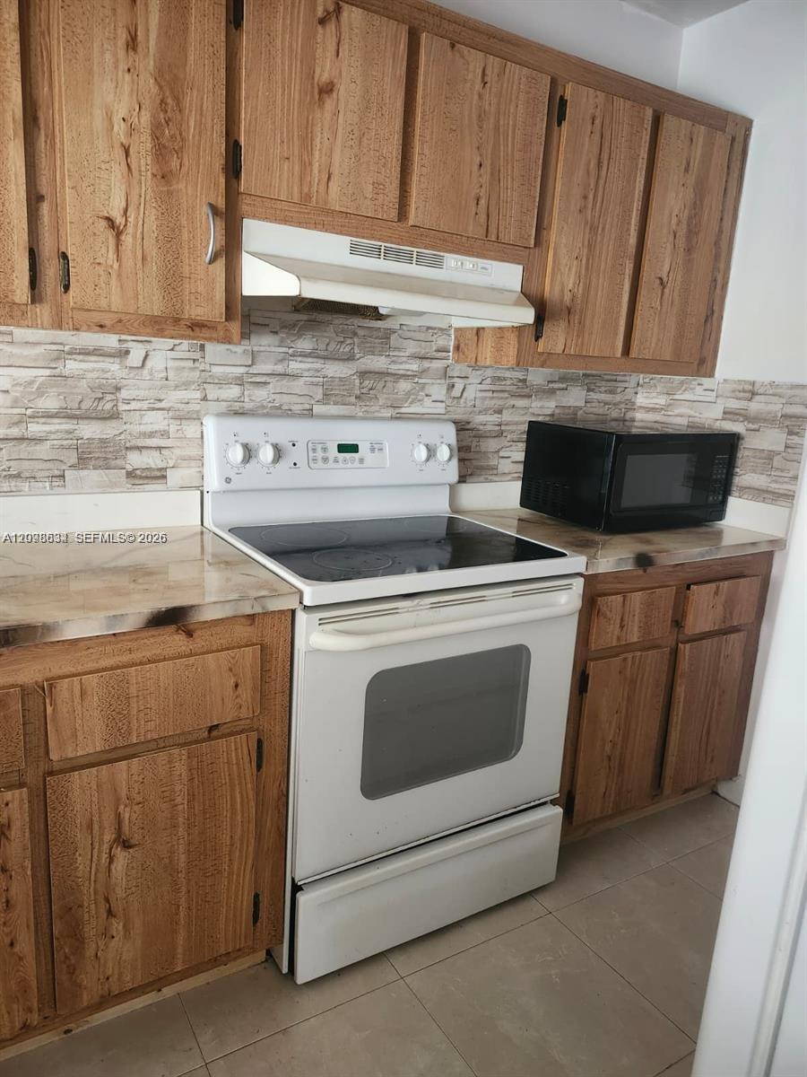 Listing photo 3 for 10037 Winding Lake Rd Unit#102, Sunrise, FL, 33351
