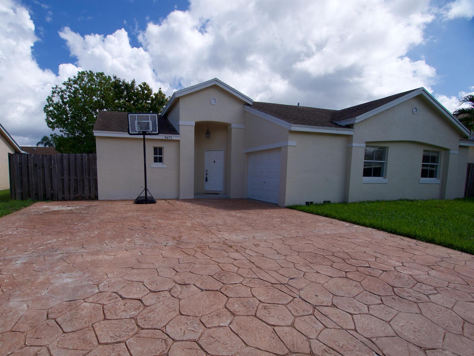 Listing photo 1 for 9471 NW 52ND Street, Sunrise, FL, 33351