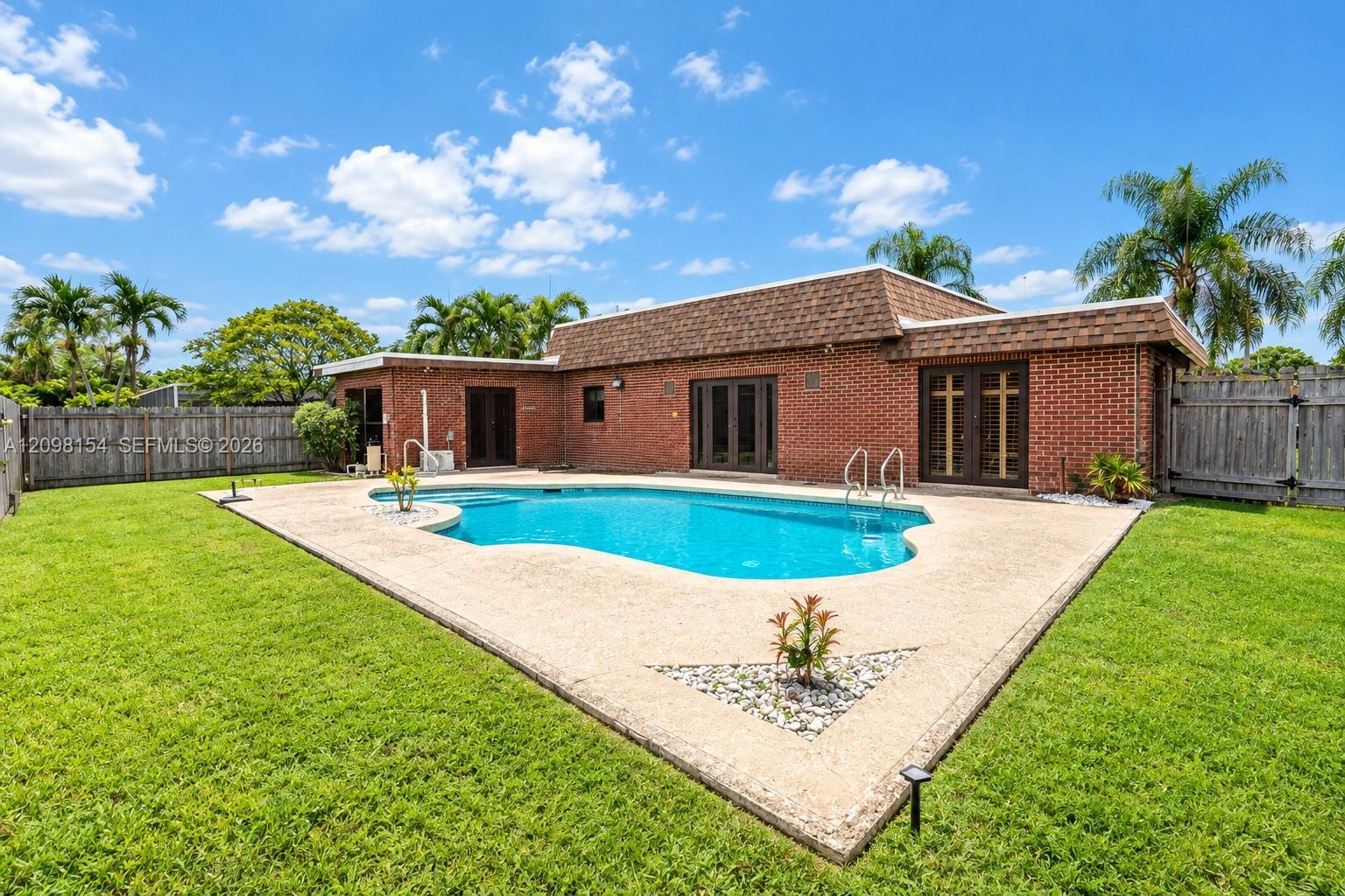 Listing photo 4 for 8131 NW 68th Ave, Tamarac, FL, 33321