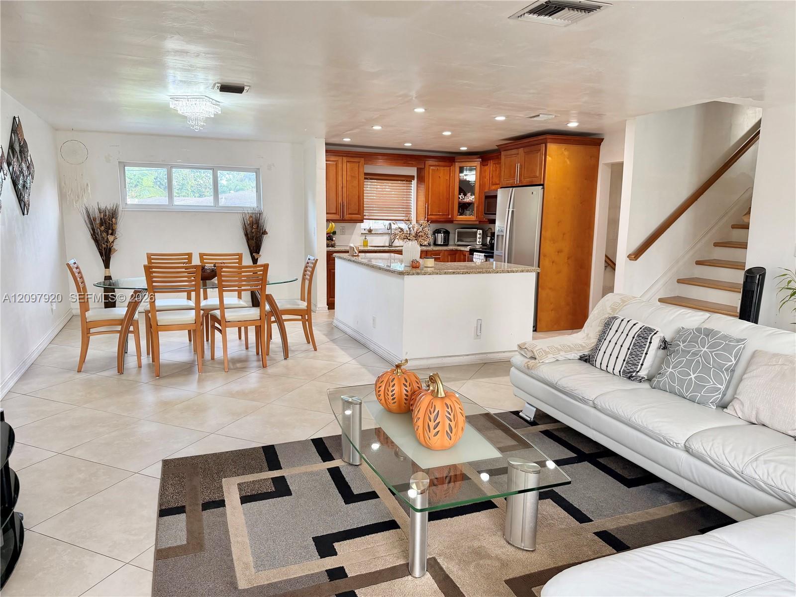 Listing photo 2 for 720 SW 64th Way, Pembroke Pines, FL, 33023