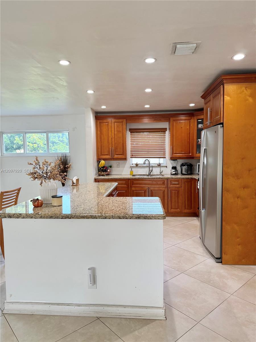 Listing photo 3 for 720 SW 64th Way, Pembroke Pines, FL, 33023
