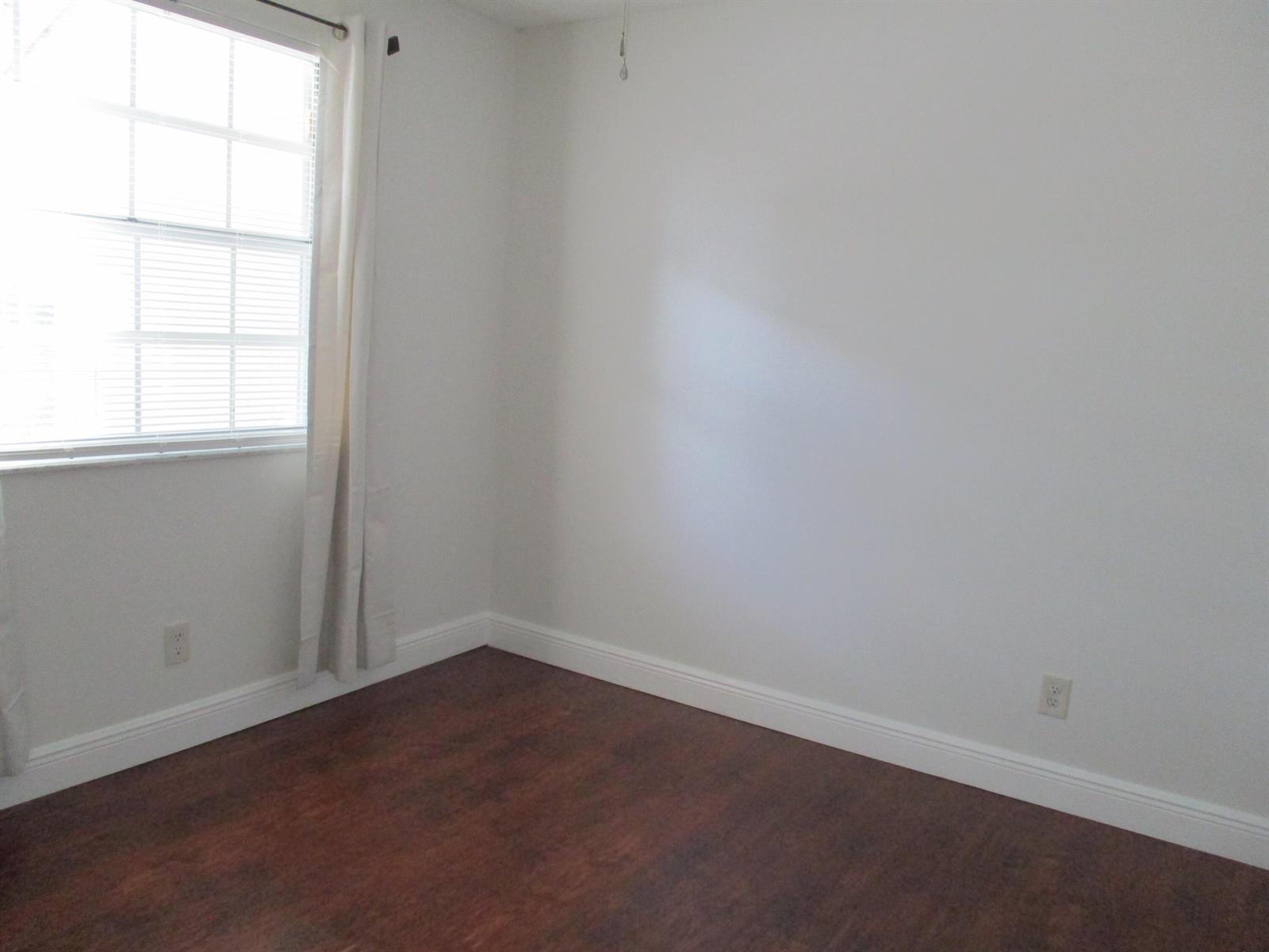 Listing photo 12 for 835 NW 103rd Terrace, Pembroke Pines, FL, 33026