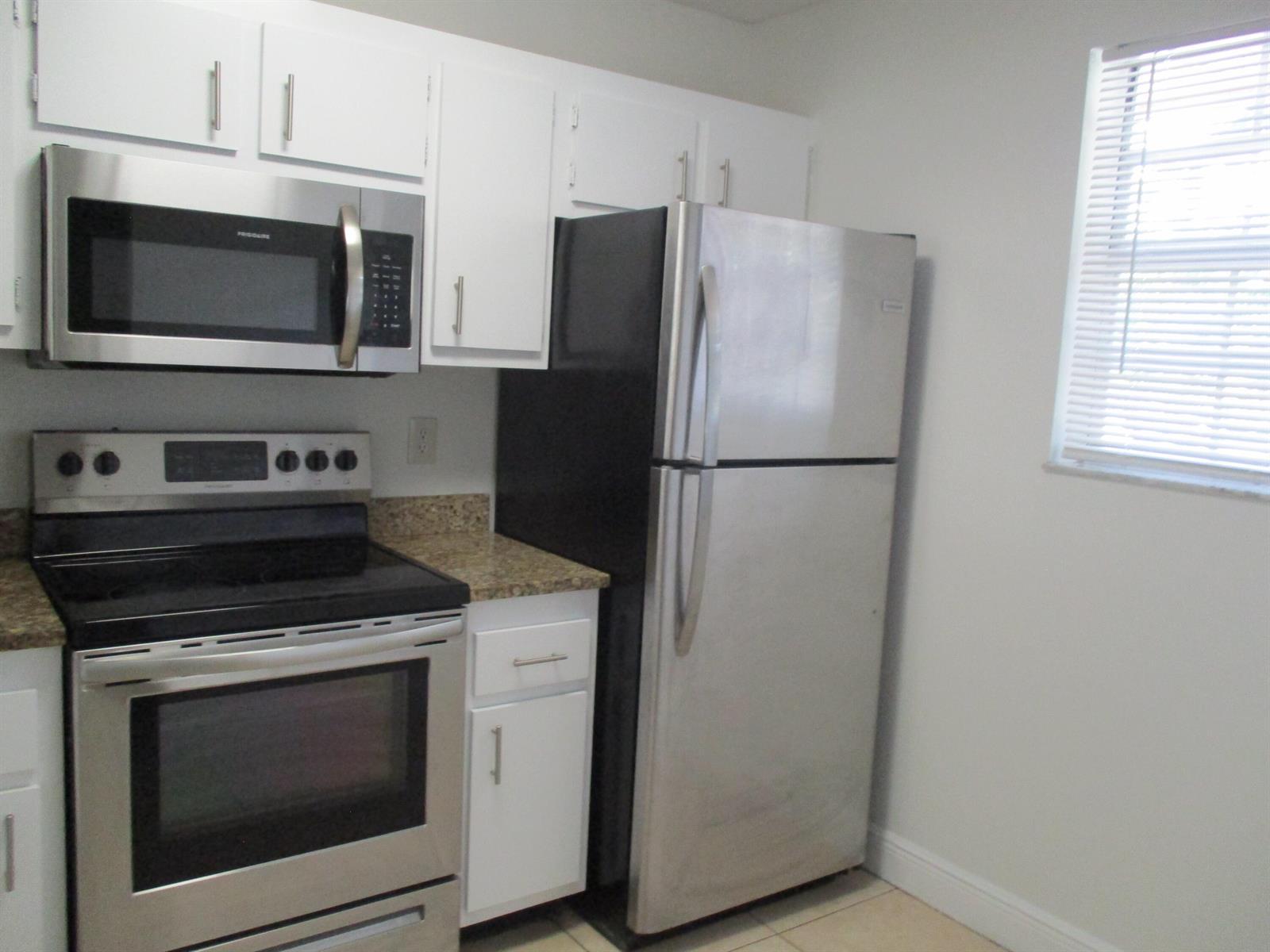 Listing photo 3 for 835 NW 103rd Terrace, Pembroke Pines, FL, 33026