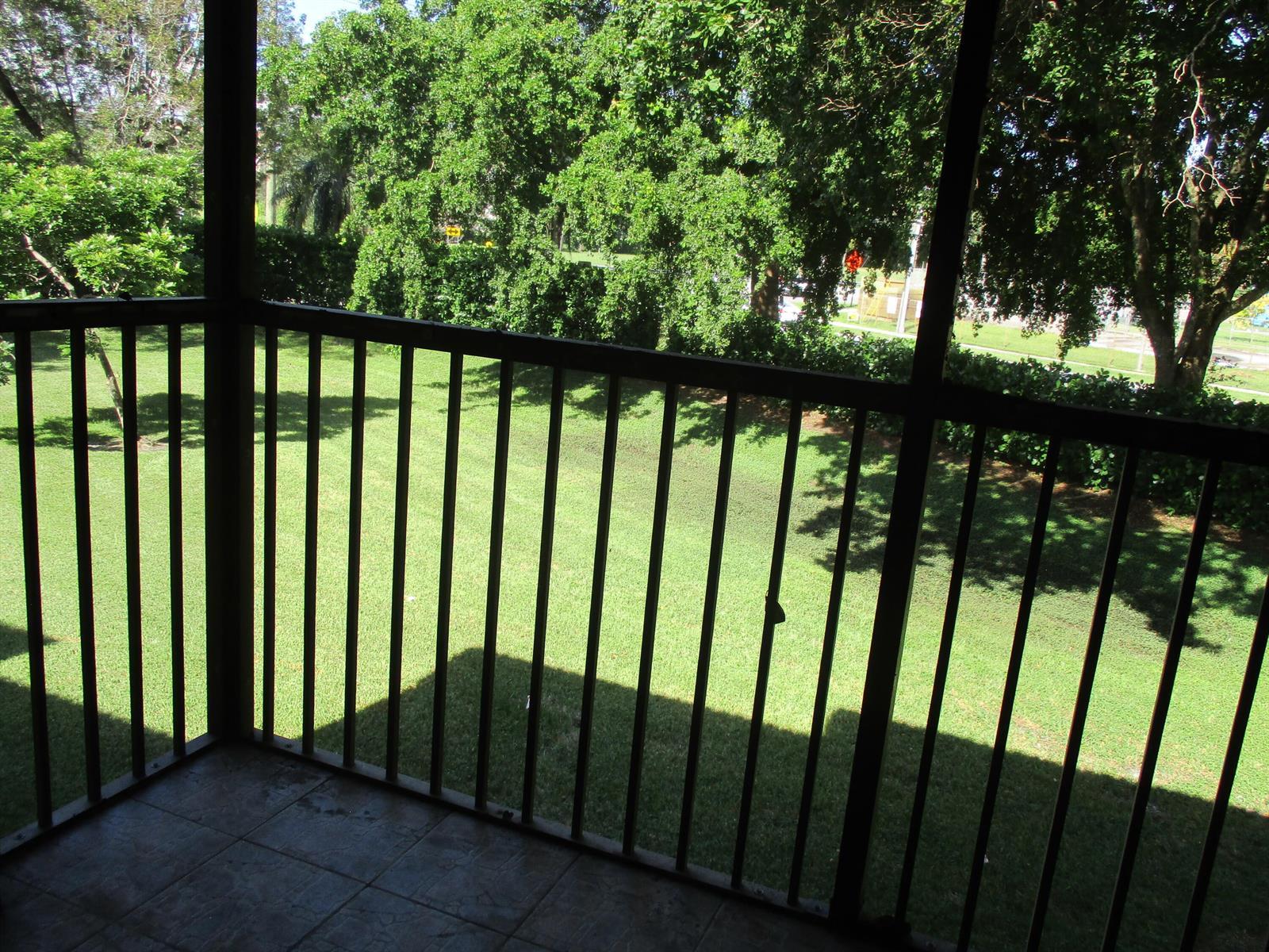 Listing photo 5 for 835 NW 103rd Terrace, Pembroke Pines, FL, 33026