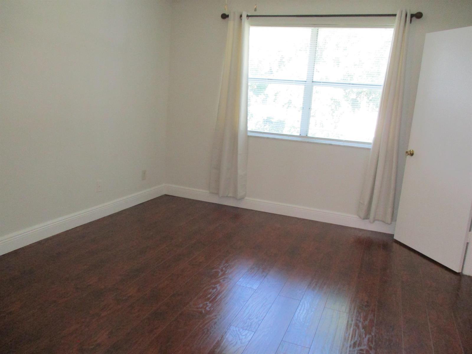 Listing photo 6 for 835 NW 103rd Terrace, Pembroke Pines, FL, 33026