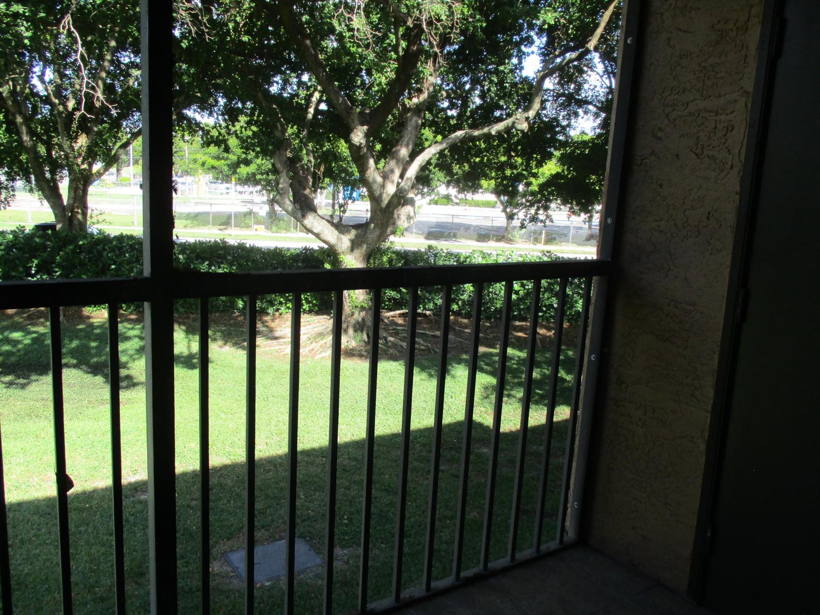 Listing photo 10 for 835 NW 103rd Terrace, Pembroke Pines, FL, 33026