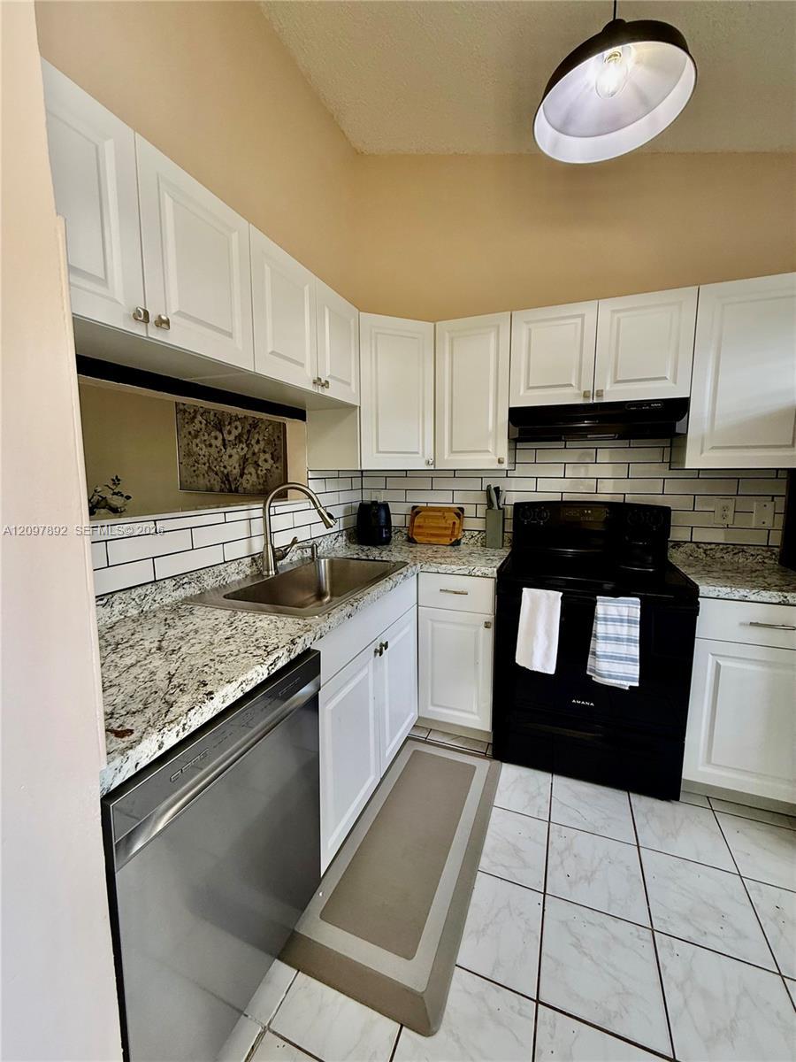 Listing photo 4 for 4297 NW 114th Ter Unit#4297, Coral Springs, FL, 33065