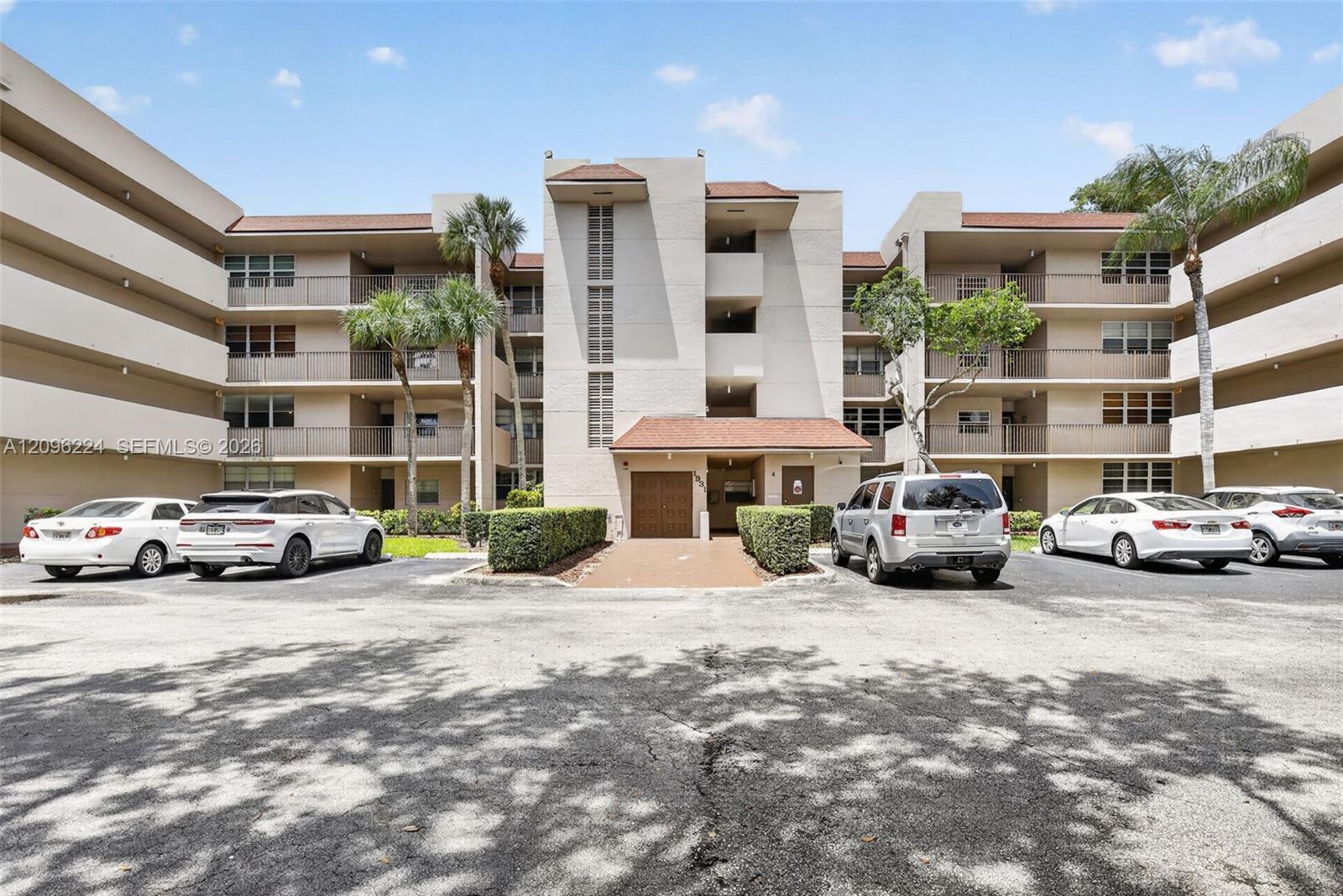 Listing photo 1 for 1931 Sabal Palm Dr Unit#203, Davie, FL, 33324