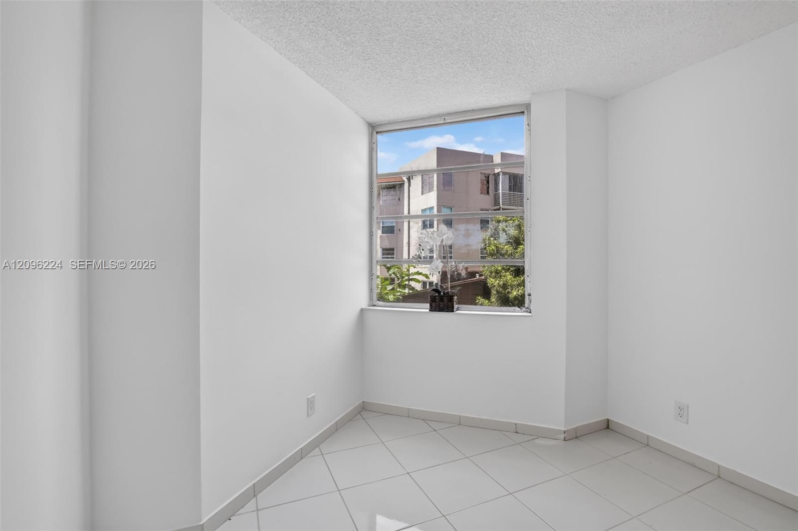 Listing photo 9 for 1931 Sabal Palm Dr Unit#203, Davie, FL, 33324