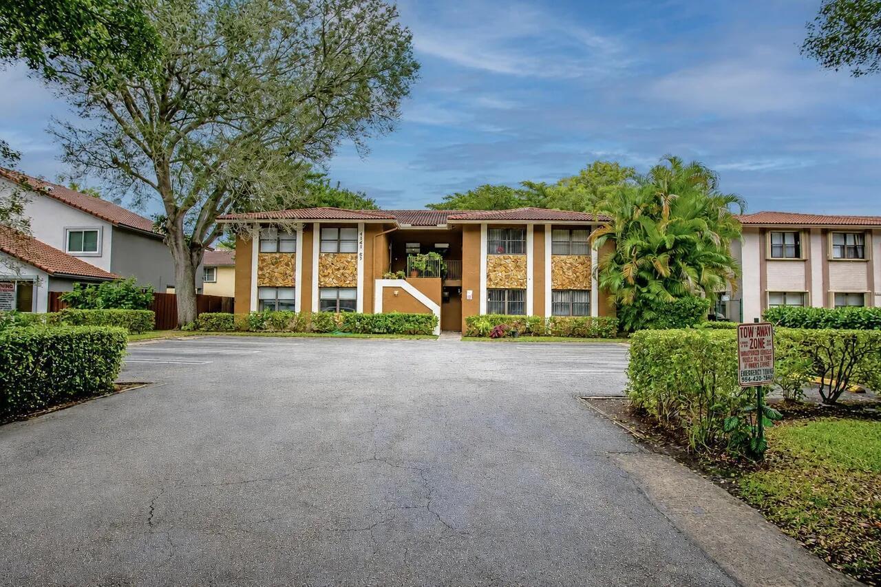 Listing photo 1 for 4165 NW 114th Terrace Unit#4165, Coral Springs, FL, 33065