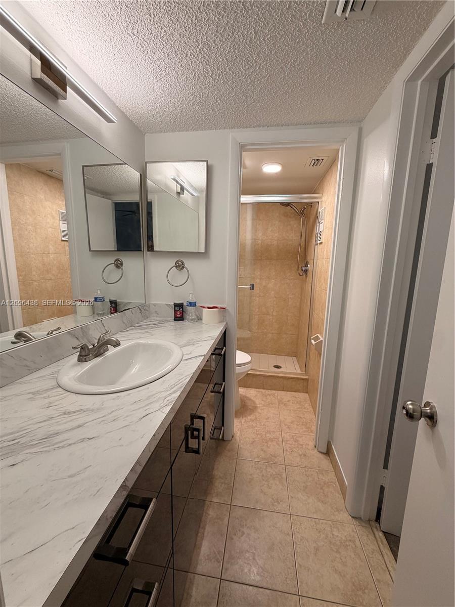 Listing photo 1 for 1021 Mockingbird Ln Unit#404, Plantation, FL, 33324