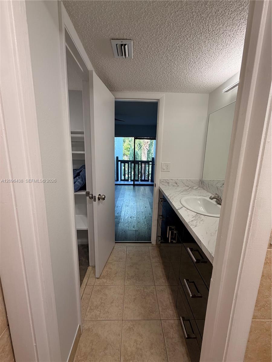 Listing photo 2 for 1021 Mockingbird Ln Unit#404, Plantation, FL, 33324