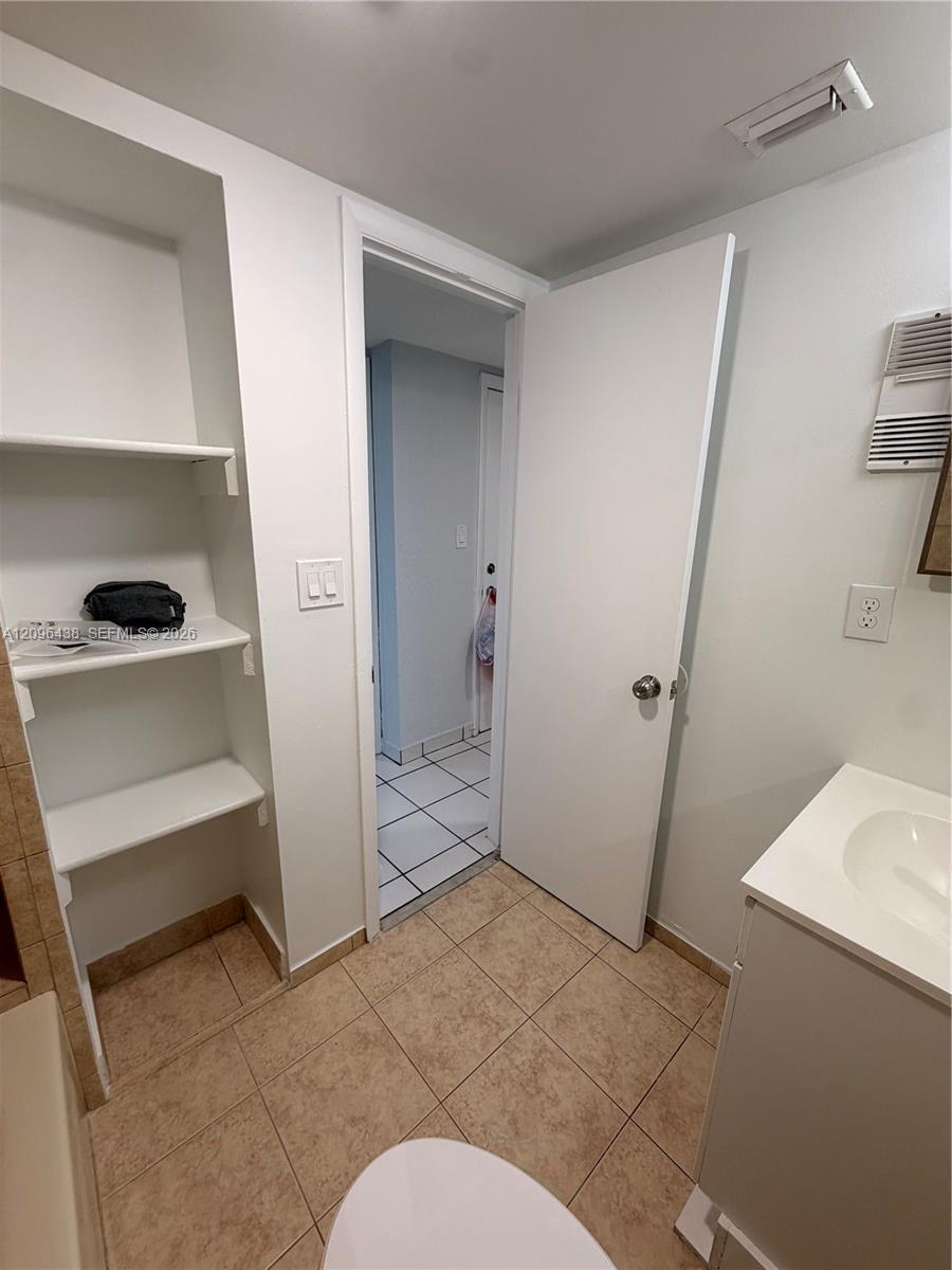 Listing photo 15 for 1021 Mockingbird Ln Unit#404, Plantation, FL, 33324