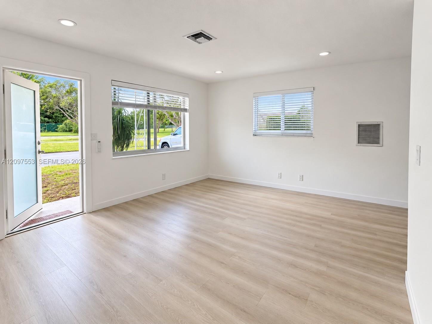 Listing photo 4 for 4570 NW 17th, Tamarac, FL, 33309