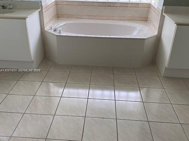Listing photo 11 for 531 NW 108th Ave, Plantation, FL, 33324