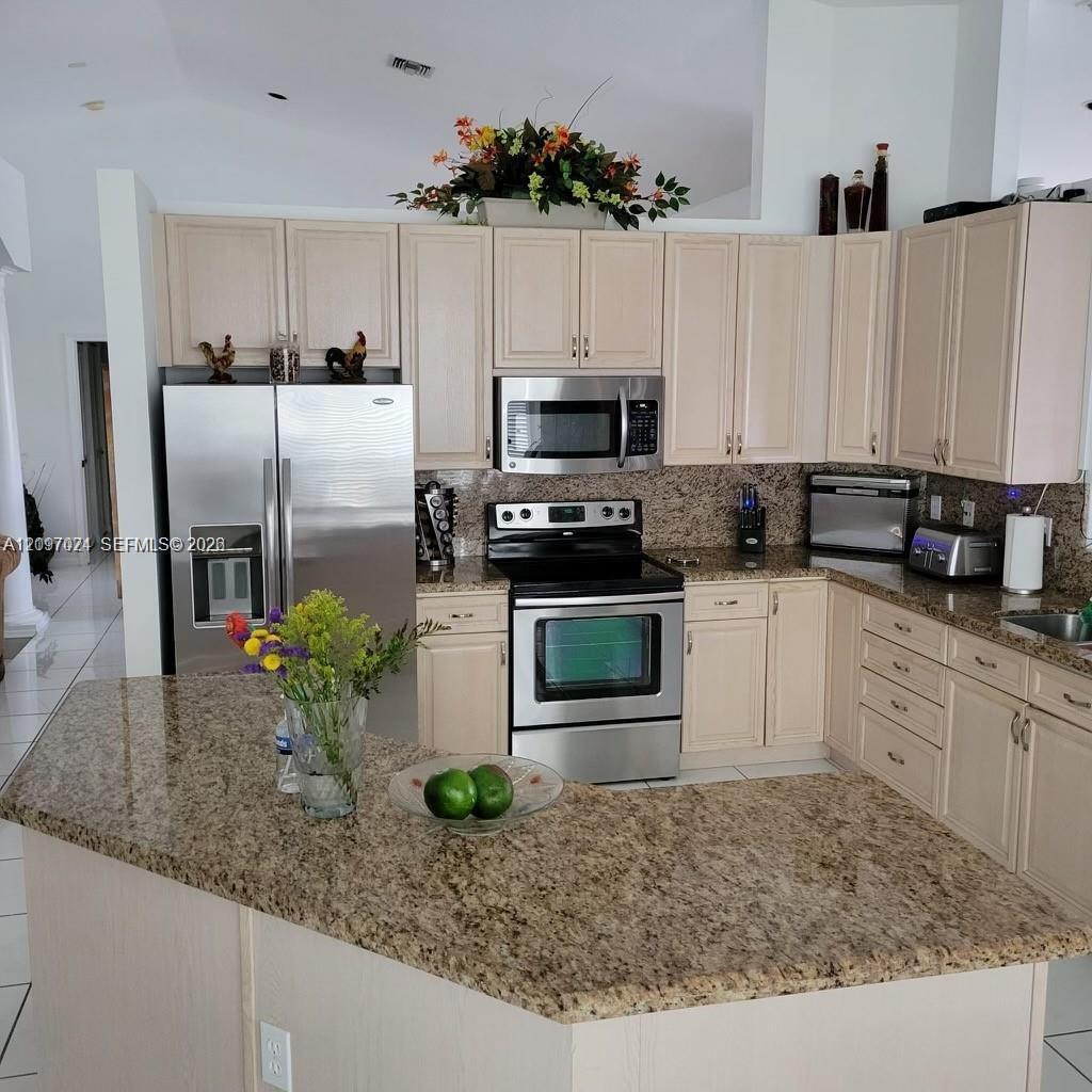 Listing photo 7 for 531 NW 108th Ave, Plantation, FL, 33324