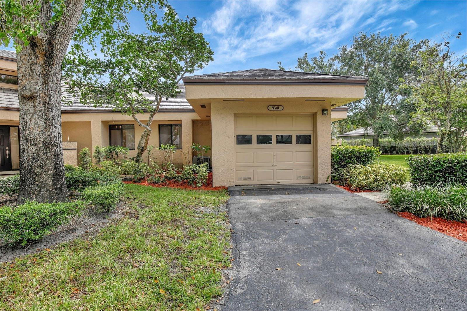 Listing photo 1 for 9341 Chelsea Drive, Plantation, FL, 33324