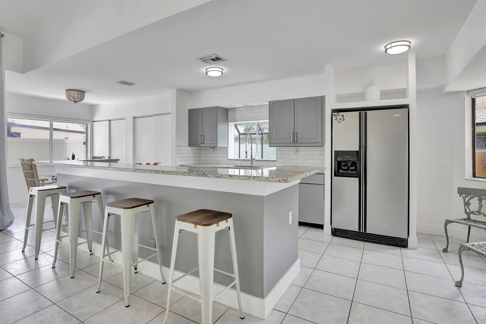 Listing photo 2 for 9341 Chelsea Drive, Plantation, FL, 33324
