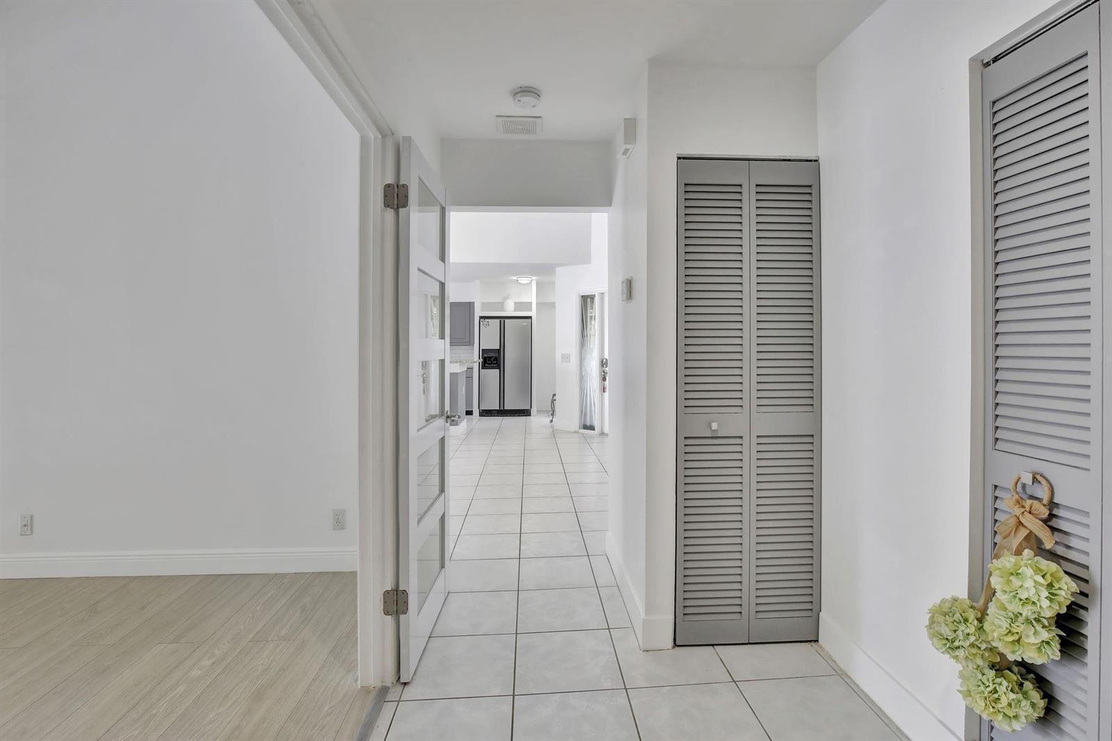 Listing photo 3 for 9341 Chelsea Drive, Plantation, FL, 33324
