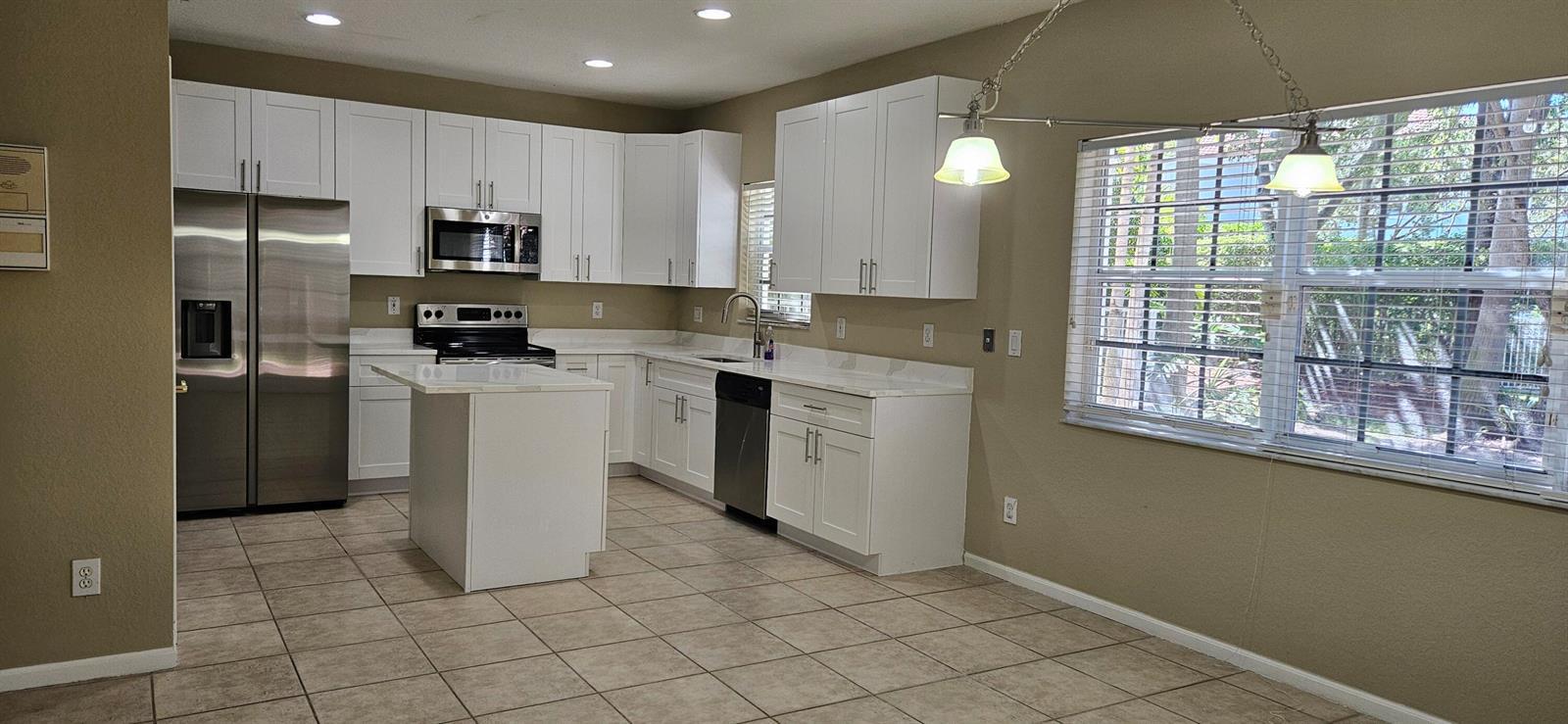 Listing photo 3 for 754 NW 126TH Avenue, Coral Springs, FL, 33071