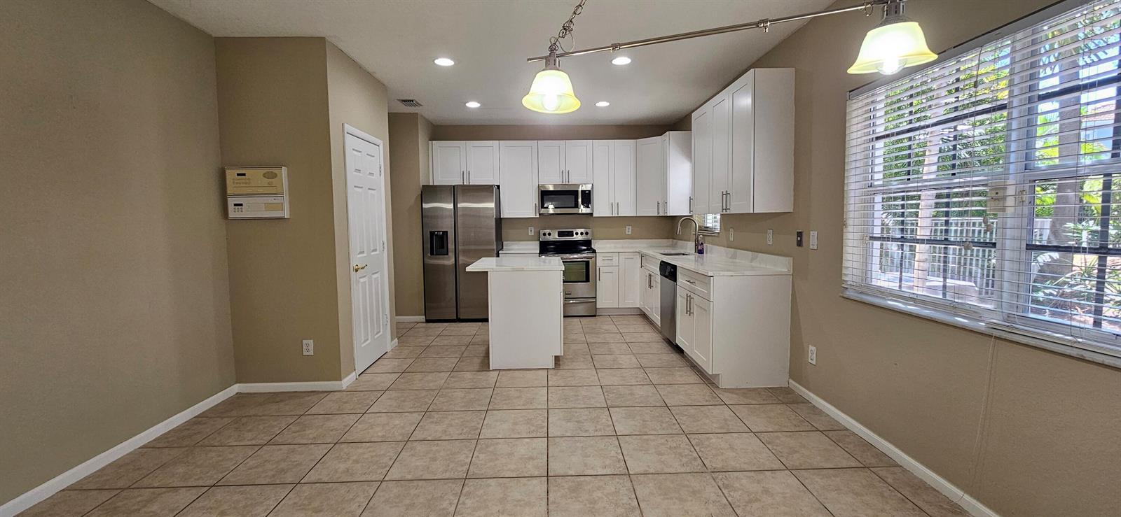 Listing photo 5 for 754 NW 126TH Avenue, Coral Springs, FL, 33071