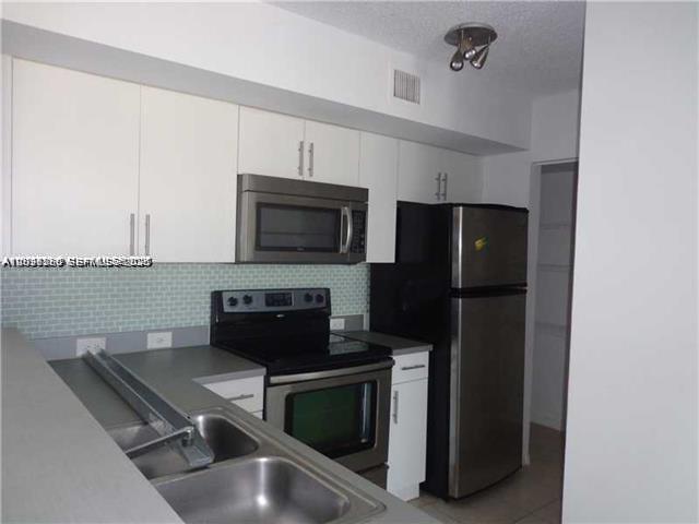 Listing photo 5 for 720 SW 111th Ave Unit#207, Pembroke Pines, FL, 33025