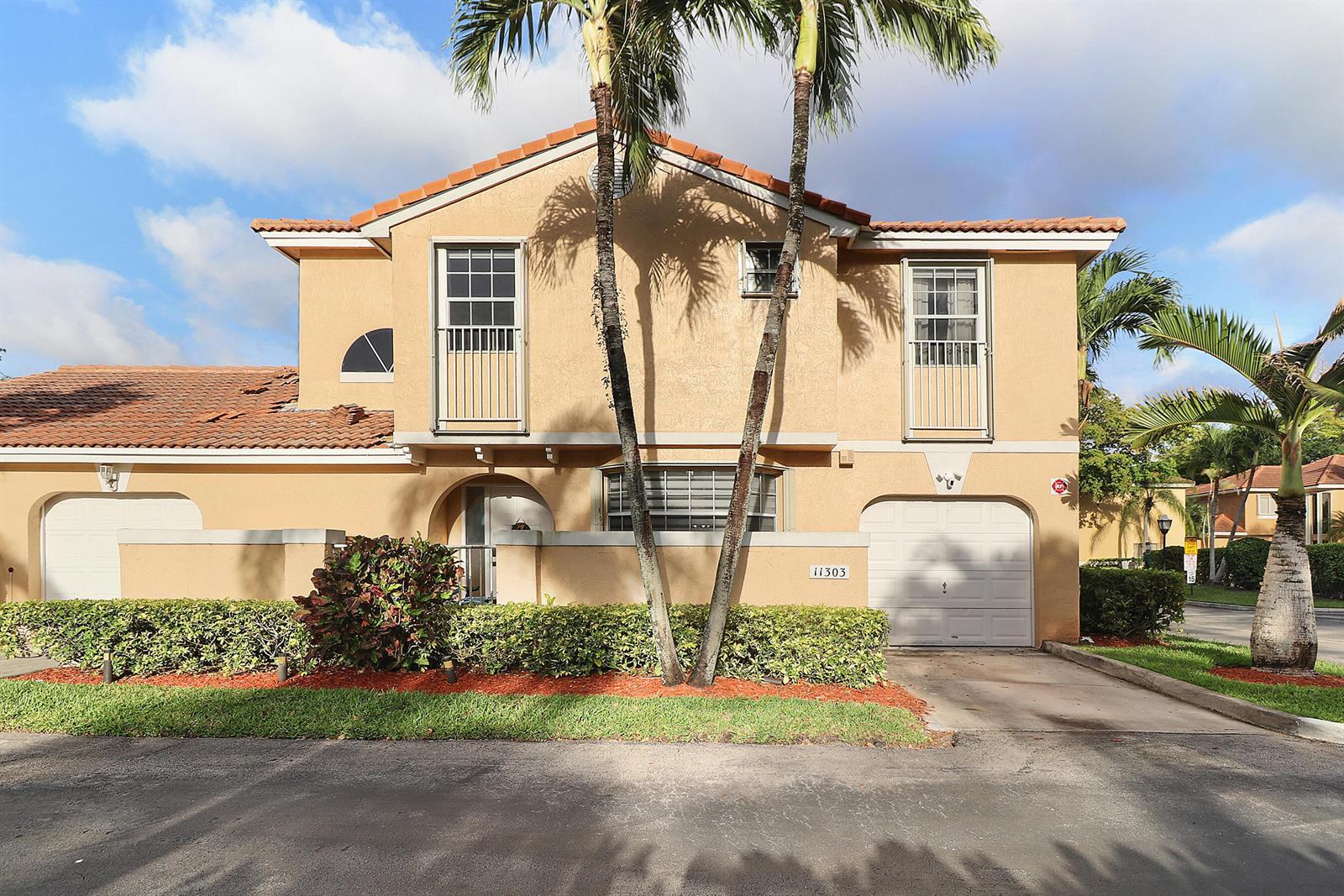 Listing photo 1 for 11303 LAKEVIEW Drive Unit#8-M, Coral Springs, FL, 33071