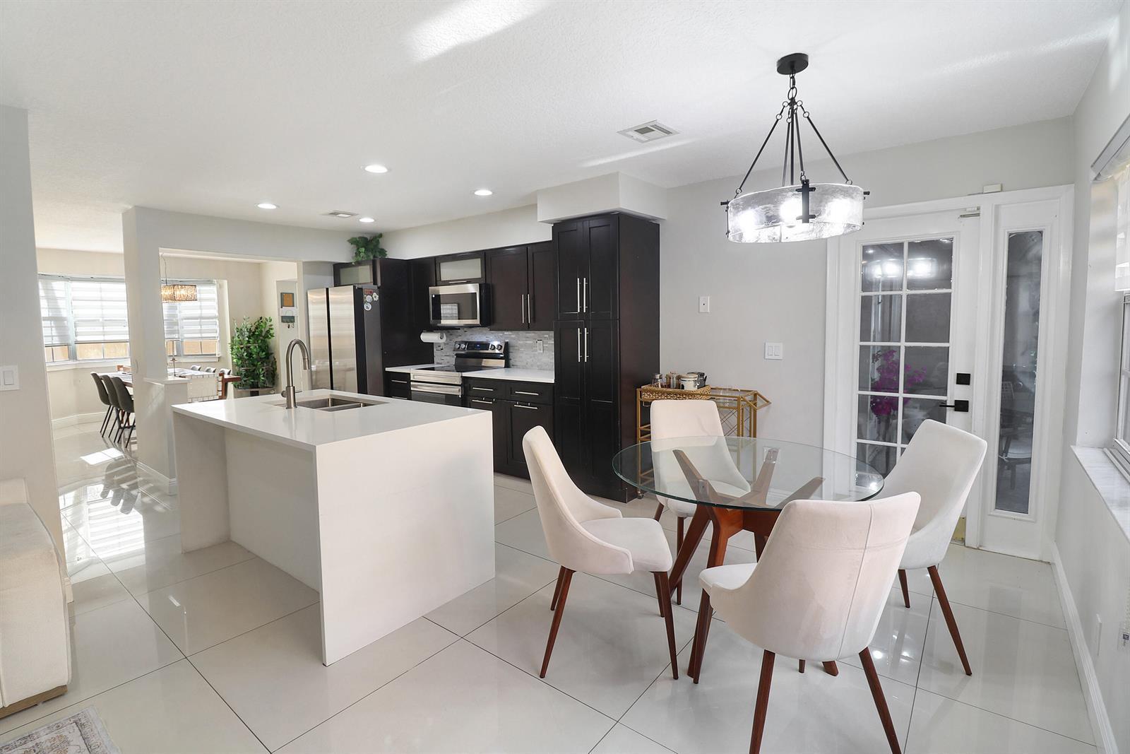 Listing photo 11 for 11303 LAKEVIEW Drive Unit#8-M, Coral Springs, FL, 33071