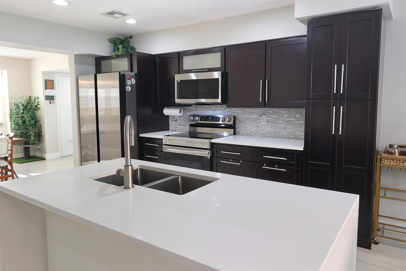 Listing photo 12 for 11303 LAKEVIEW Drive Unit#8-M, Coral Springs, FL, 33071